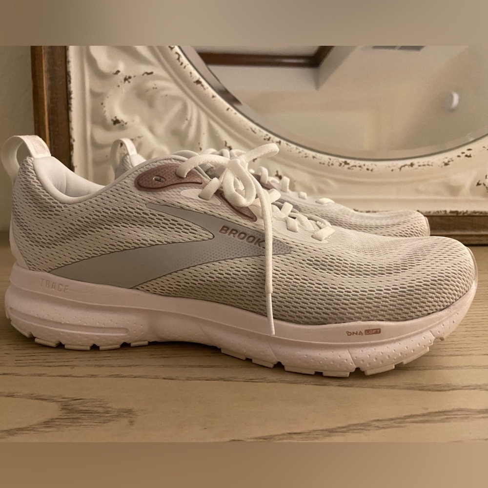 Brooks Trace DNA Loft Women's Gray and White Athletic Shoes